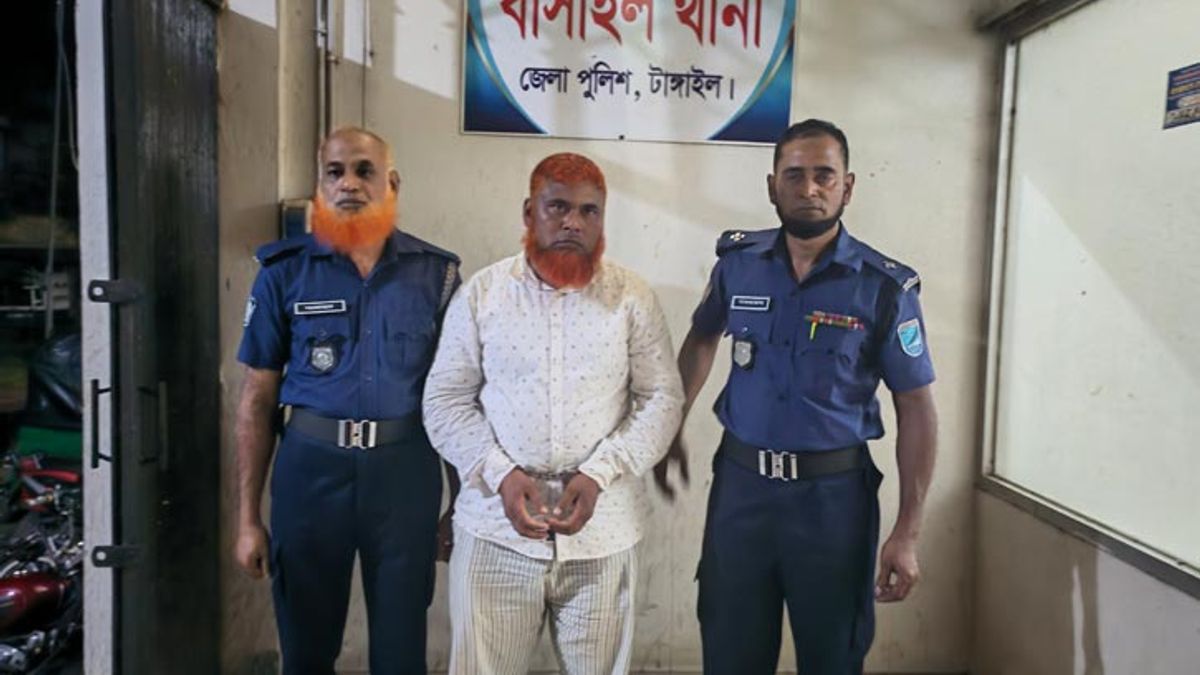 ব্রিজে রডের বদলে বাঁশ: ঠিকাদার গ্রেপ্তার