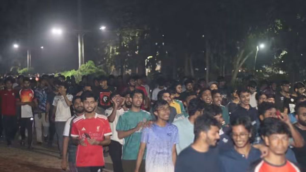 গভীর রাতে শিক্ষার্থীদের বিক্ষোভে উত্তাল চুয়েট, ভিসি কার্যালয়ের সামনে শিক্ষকদের অবস্থান