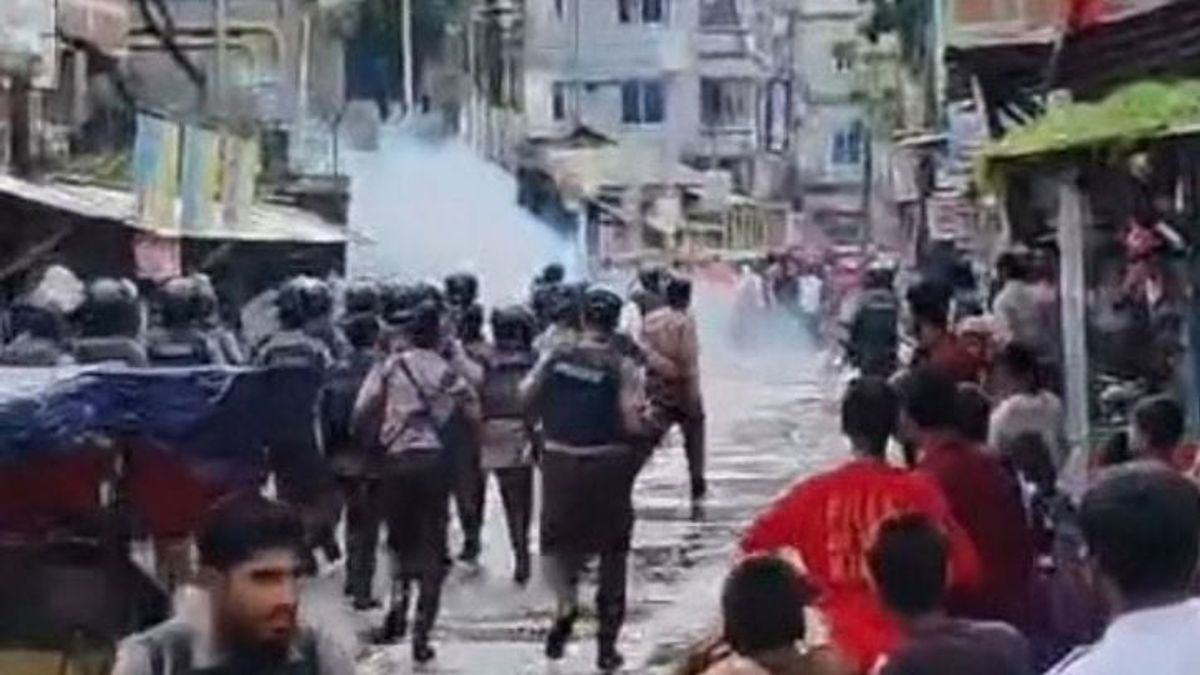 বকেয়া বেতনের দাবিতে শ্রমিকদের বিক্ষোভ, পুলিশের সাউন্ড গ্রেনেড নিক্ষেপ
