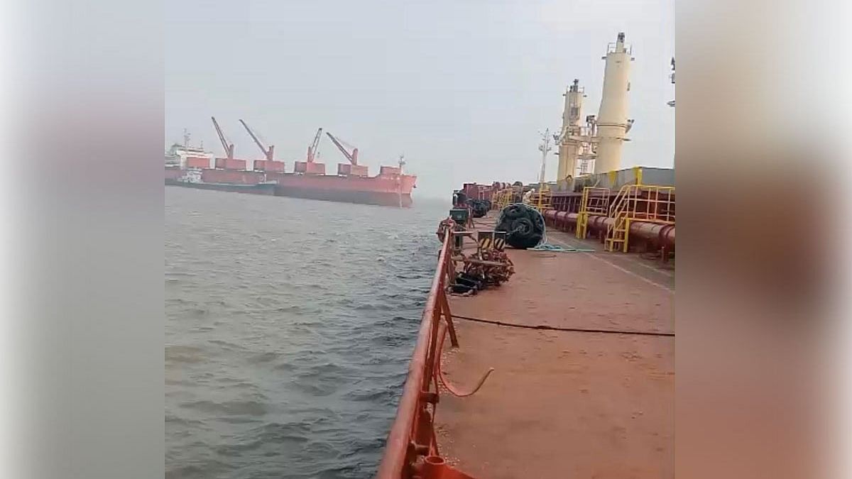 দুই বড় জাহাজের সংঘর্ষে মাঝখানে পড়ে যায় লাইটার, শ্রমিকের চিৎকার—‘আল্লাহরে, ইন্না লিল্লাহ’