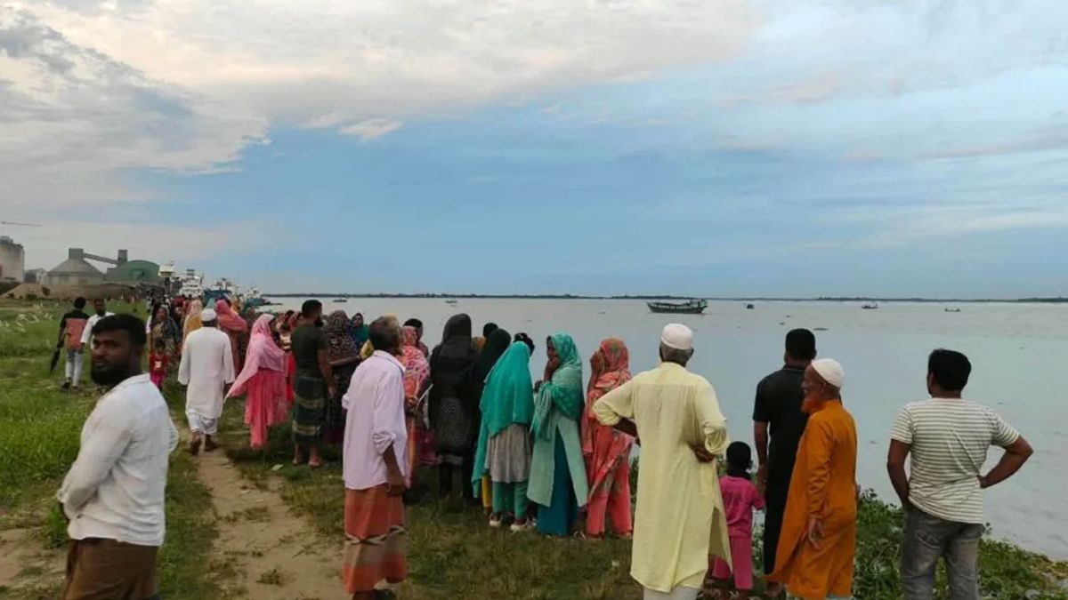 বিয়ের অনুষ্ঠানে যাওয়ার পথে ট্রলারডুবি: নারীর লাশ উদ্ধার, বাবাসহ নিখোঁজ ৩ সন্তান