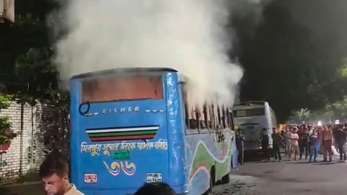 রাজধানীর ৭ স্থানে ককটেল বিস্ফোরণ, থানার সামনে বাসে আগুন