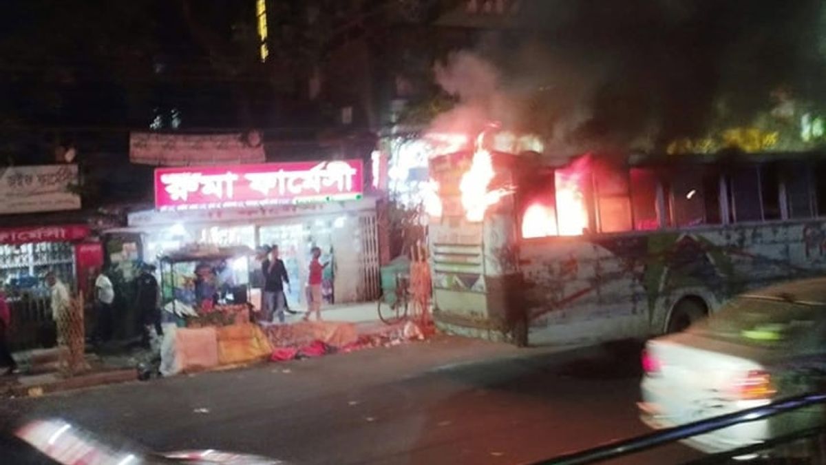 মিরপুরে যাত্রীবাহী বাসে আগুন