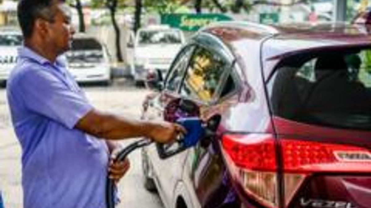 বিশ্ববাজারে কমলেও বাংলাদেশে জ্বালানি তেলের দাম সেভাবে কমে না কেন?