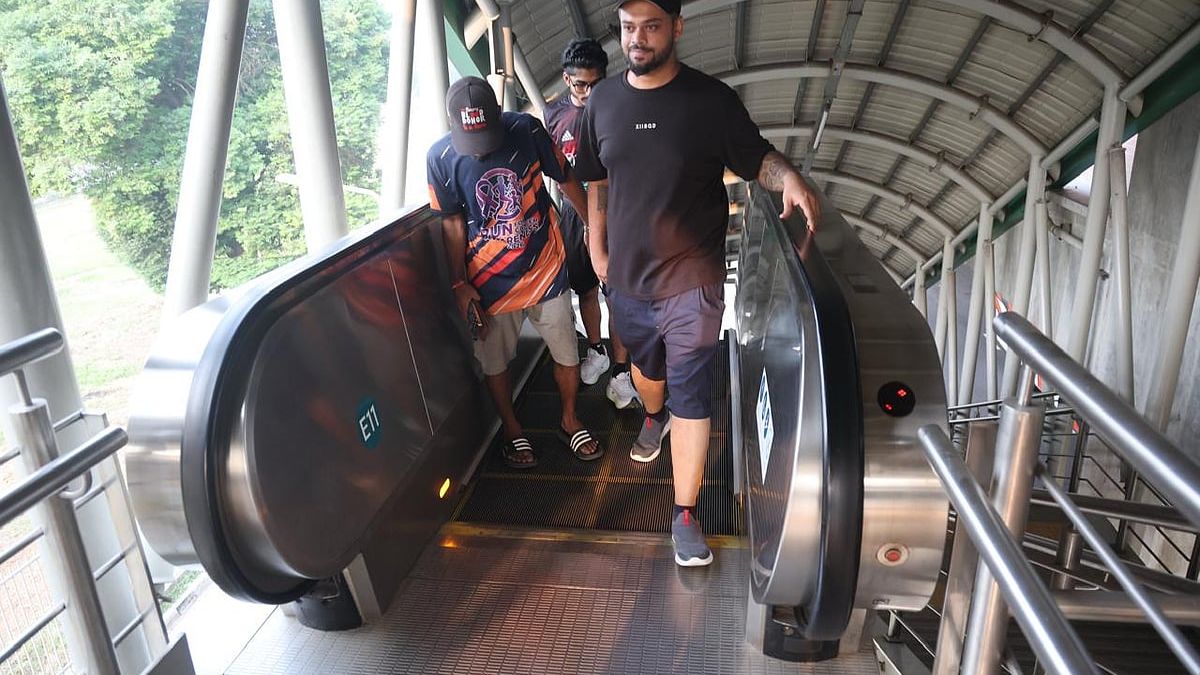 অ্যাথলেট প্রশিক্ষককে হেনস্তার প্রতিবাদে হাফপ্যান্ট পরে মেট্রোরেলে তাঁরা