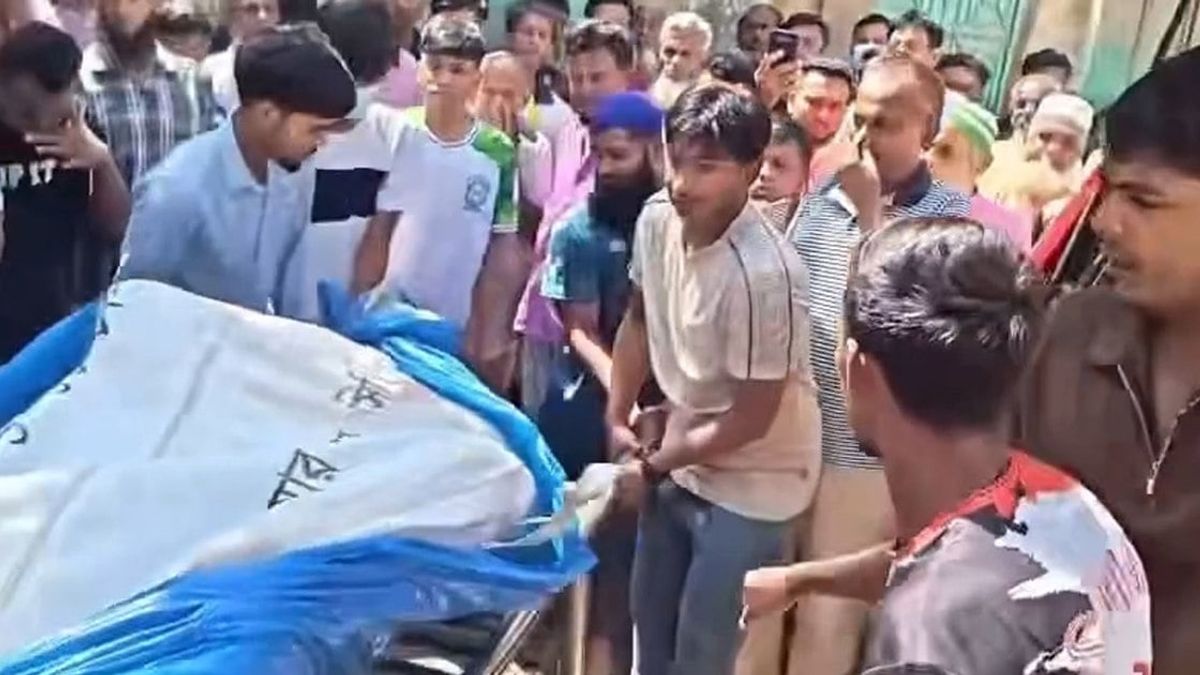 মেঘনায় ট্রলারডুবি, কুমিল্লায় এক পরিবারের তিন জনকে পাশাপাশি দাফন
