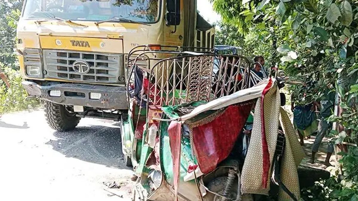 ময়মনসিংহে ডাম্পট্রাক-সিএনজির মুখোমুখি সংঘর্ষে প্রাণ গেল দুইজনের