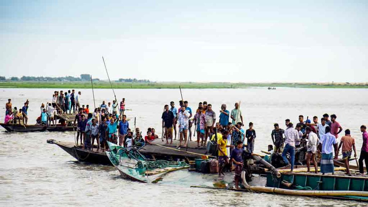 বসতভিটা বাঁচাতে গ্রামবাসীই আটক করলেন ড্রেজার, পরে ভ্রাম্যমাণ আদালতে জরিমানা
