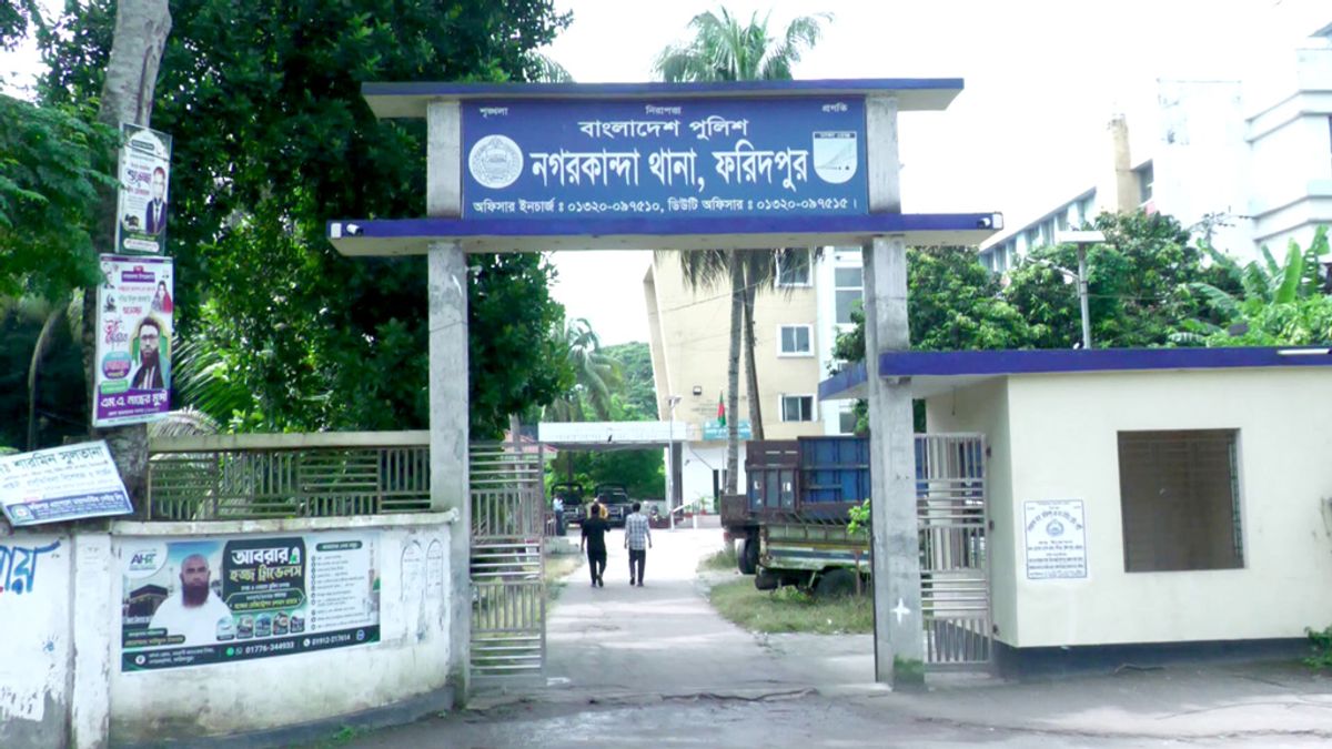 আড়ায় ওড়না ঝুলিয়ে শিশু সন্তানকে ফাঁস দেওয়ার চেষ্টা, ভিডিও ভাইরালের পর মা আটক