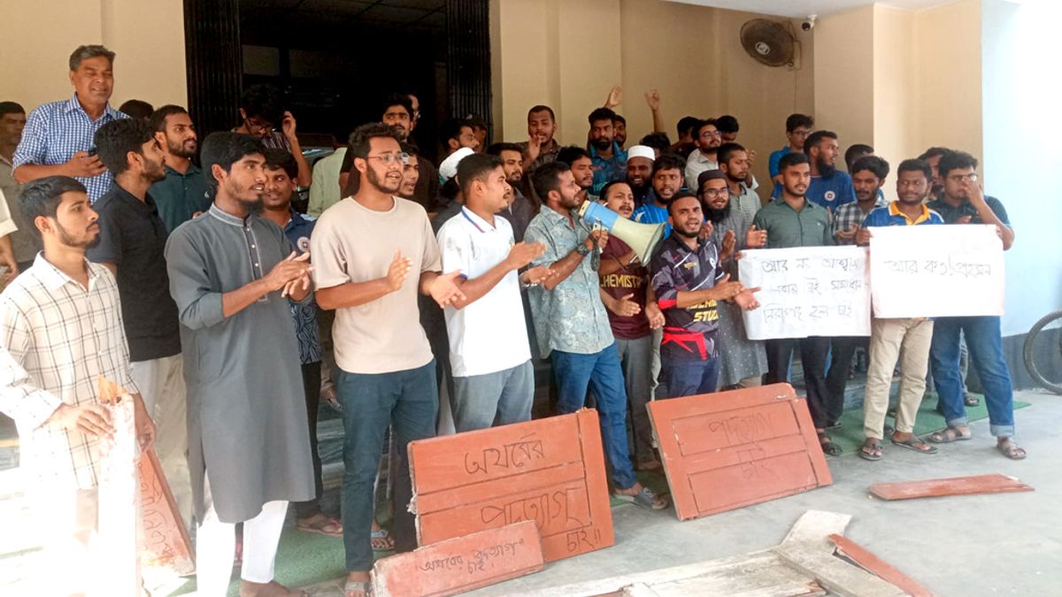 সাপের কামড়ে আইসিইউতে রাবি শিক্ষার্থী, প্রভোস্টের পদত্যাগ দাবিতে প্রশাসন ভবন ঘেরাও