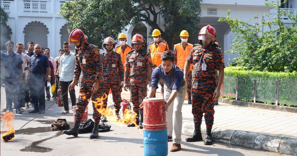 সুপ্রিম কোর্টে অগ্নিনিরাপত্তা মহড়া করেছে ফায়ার সার্ভিস