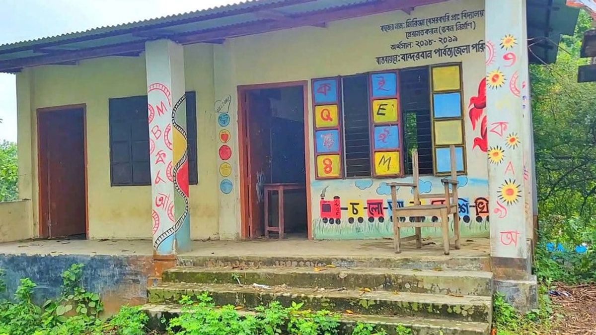 শিক্ষকরা বেতন পান না, বন্ধ প্রাথমিক বিদ্যালয়