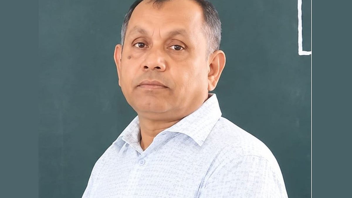 হাসিমুখে ফুলেল শুভেচ্ছা নিলেন শিক্ষক, কিছুক্ষণ পর ঢলে পড়লেন মৃত্যুর কোলে