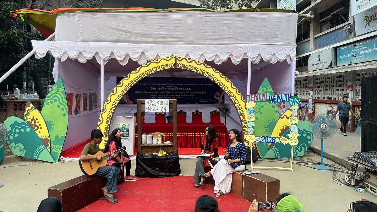 মানসিক স্বাস্থ্য নিয়ে সচেতনতায় ঢাকা বিশ্ববিদ্যালয়ে পথনাটক ও প্রদর্শনীর আয়োজন