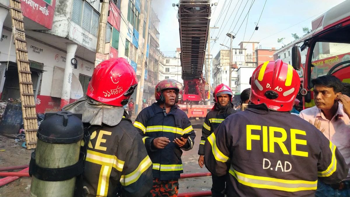 গাজীপুরে গার্মেন্টসে আগুন, ছাদে আটকা পড়েছে ৭০ জন শ্রমিক