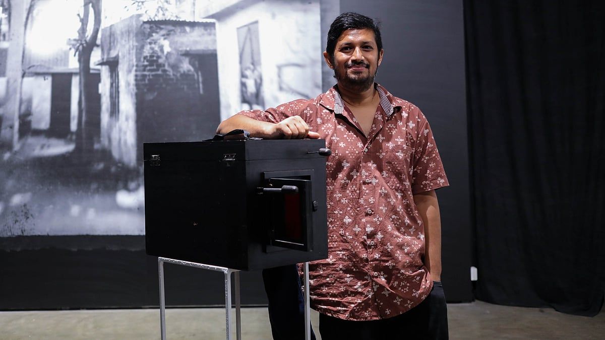 নিজেই বক্স ক্যামেরা বানিয়ে বদলে যাওয়া ঢাকার ছবি তুলেছেন এই আলোকচিত্রী