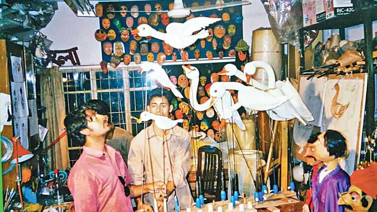 মুস্তাফা মনোয়ারের শিল্পজগৎ: পাপেট বাড়ির ‘বাসিন্দাদের’ ভবিষ্যৎ নিয়ে দুর্ভাবনা