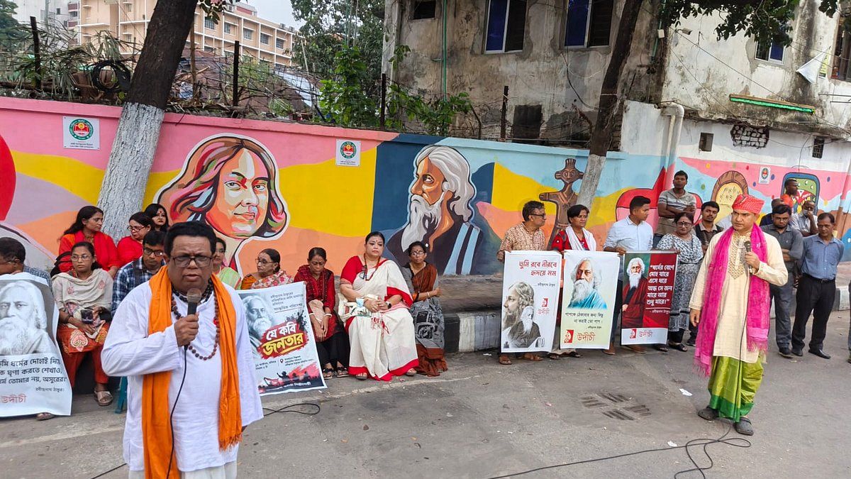 রবীন্দ্রনাথের প্রতিকৃতিতে কালি মাখানোর প্রতিবাদে উদীচীর সাংস্কৃতিক পরিবেশনা