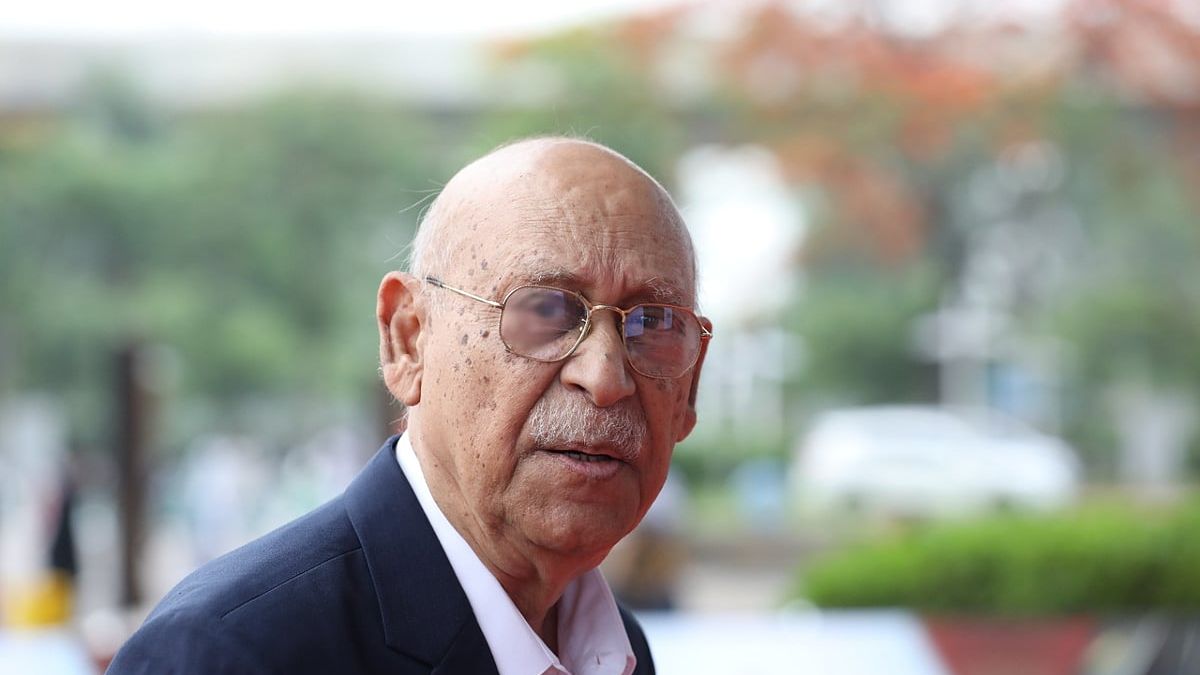 নিজের মৃত্যুর গুজবে বিরক্ত আবুল হায়াত, বললেন ‘ঠিক আছি’