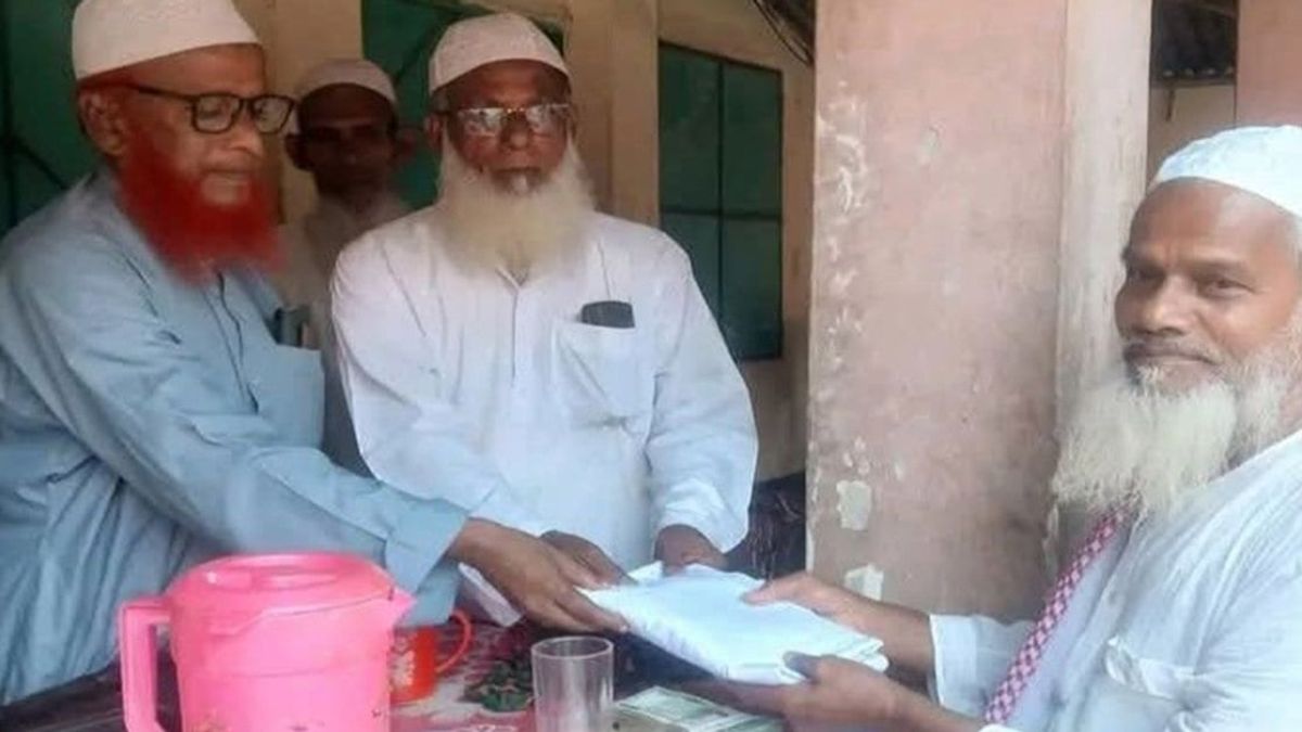 ৪৫ বছর মুসল্লিদের নামাজে ডেকেছেন, বিদায়বেলায় পেলেন ২ লাখ টাকা