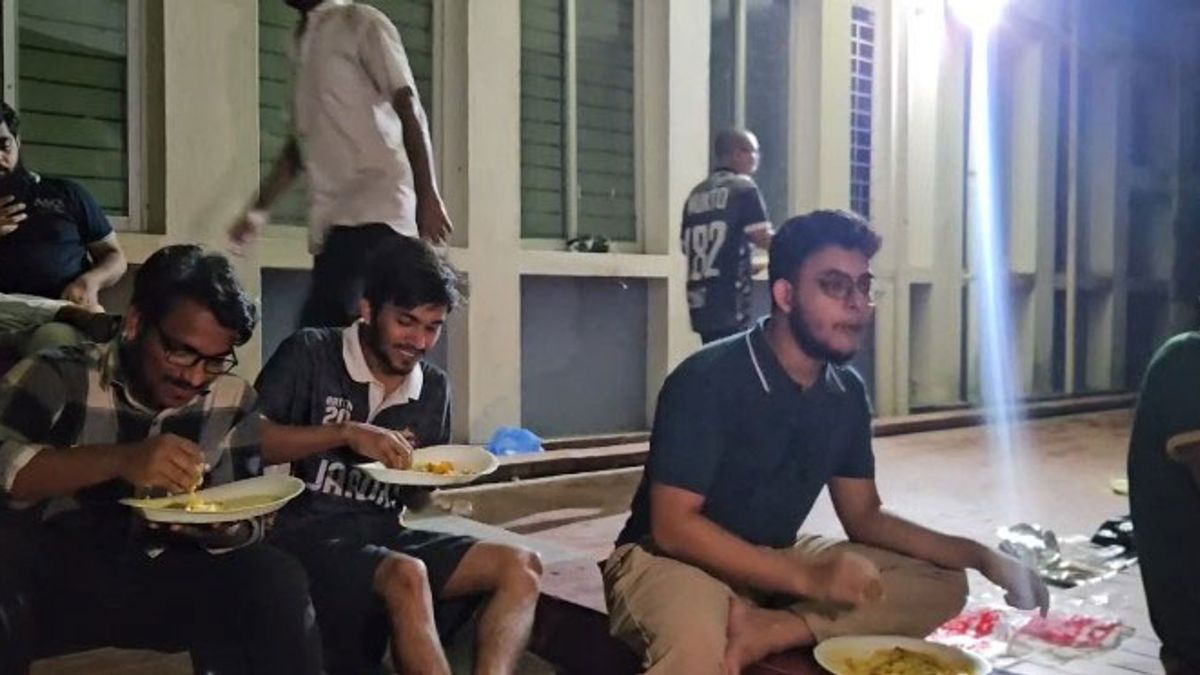 চুয়েটে ভিসির পদত্যাগের দাবিতে অনড় শিক্ষার্থীরা, কার্যালয়ের সামনে রাতভর পাহারা