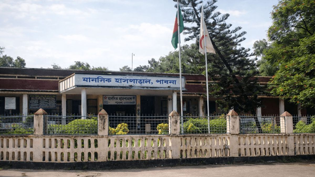 হাসপাতালে বিশ্রামাগার নেই, ভোগান্তিতে স্বজনেরা