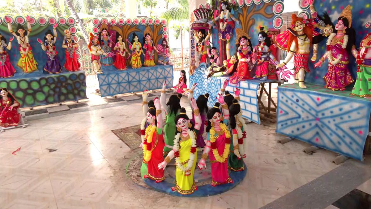 এক মন্দিরেই ১০১ প্রতিমা, ৪ যুগের কাহিনিতে সাজছে ব্যতিক্রমী পূজামণ্ডপ