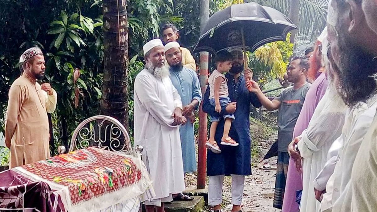 সন্তানকে ছেড়ে হাসপাতালে ভর্তি হননি মা, ডেঙ্গুতে ছাড়তে হলো পৃথিবীই