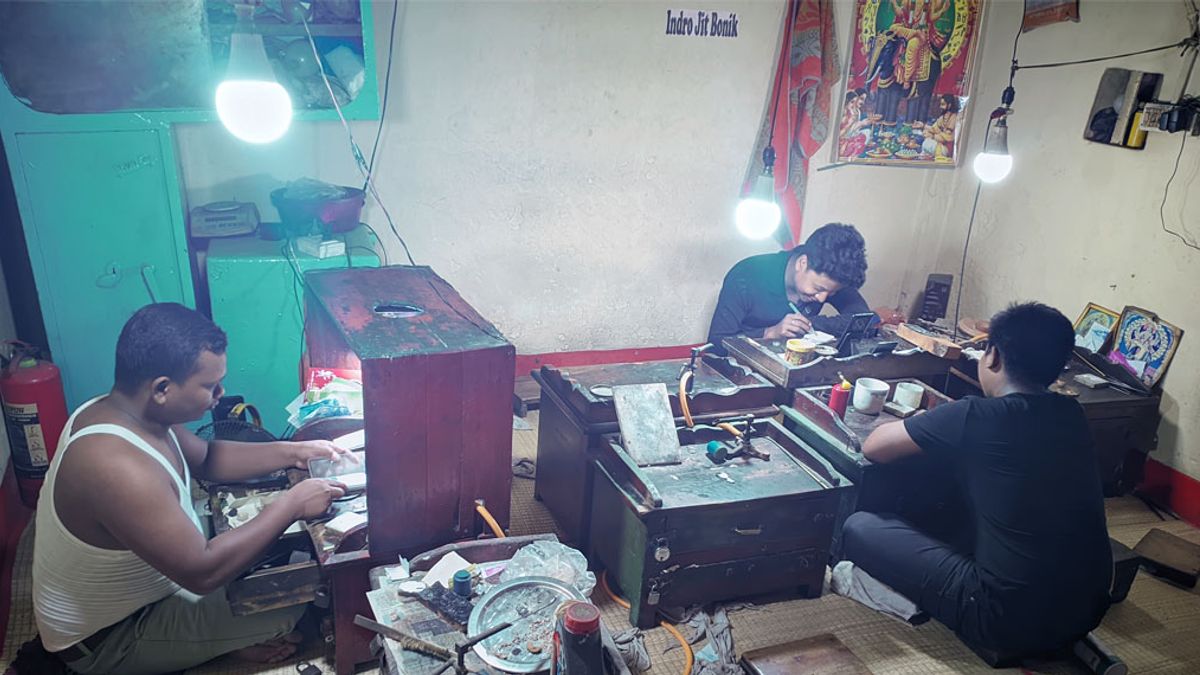কাজ হারাচ্ছেন স্বর্ণকারেরা, পেশা বদল করছেন অনেকে